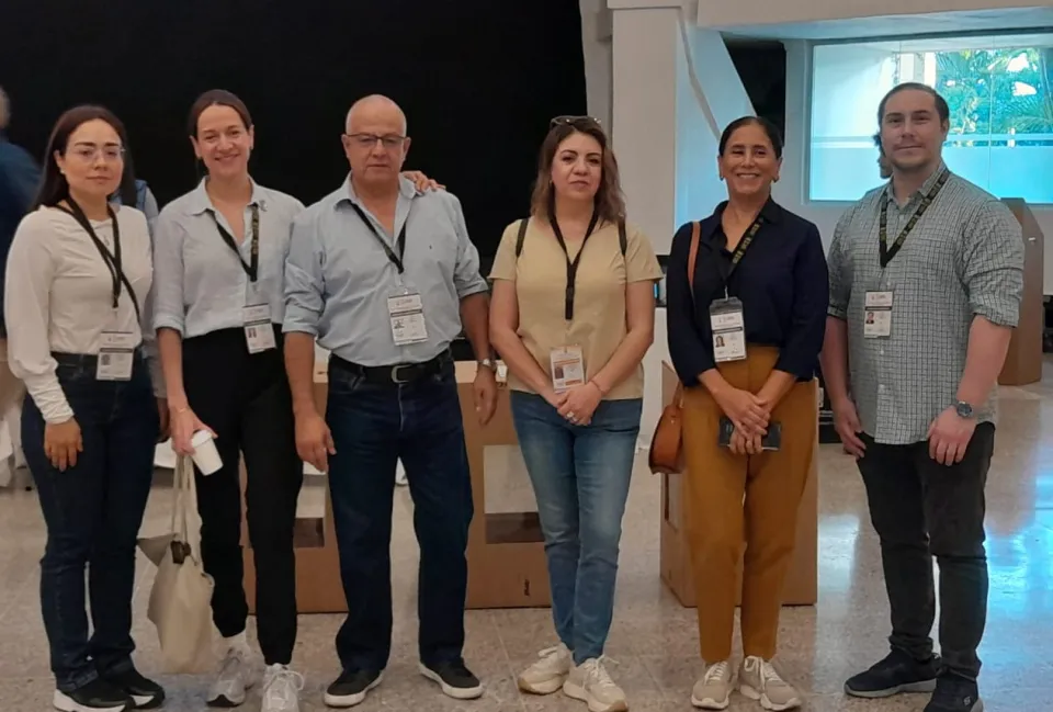 Alicia del Aguila, IDEA Internacional, en la apertura de la jornada electoral (19 de mayo) con delegados de diversas misiones