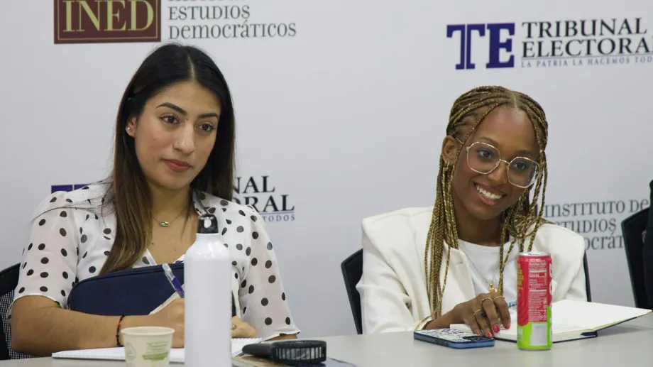 Sesión de trabajo con estudiantes.