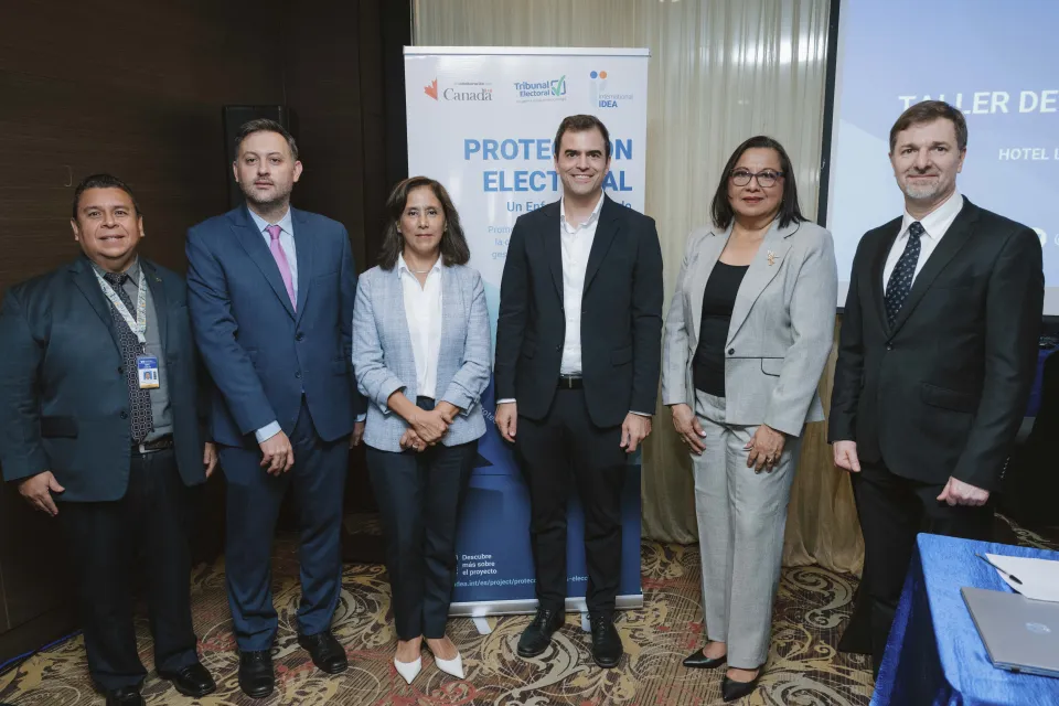 Carlos Díaz, Deputy Director, National Institute of Democratic Studies; Nicolás Liendo, Programme Officer, International IDEA Regional Office LAC; Alicia del Águila, Panama Program Manager; André Robitaille, Second Secretary (Political), Embassy of Canada; Yara Campo, Institutional Executive Director, Electoral Tribunal; Sead Alihodžić, Principal Adviser, Elections, Conflict, and Risk Management, International IDEA. Photo by @luiguisalasfotografo / International IDEA. 