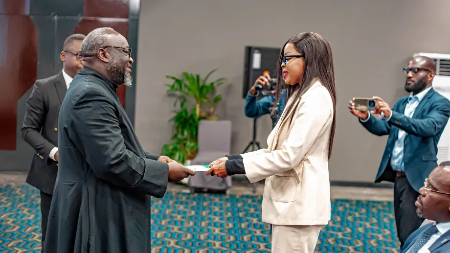 Five candidates expressed their commitment to signing the International IDEA's Code of Conduct.