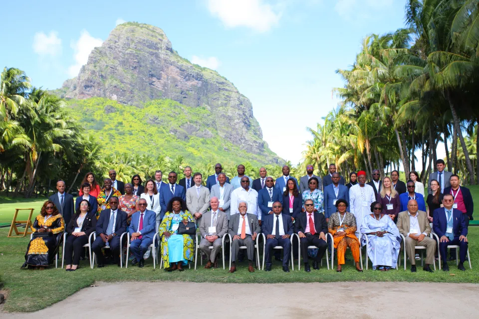 Group photo by Lume Photography / International IDEA. 