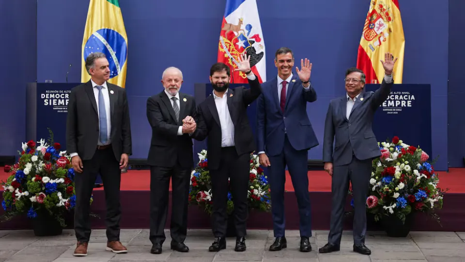 Yamandu Orsi, Luiz Inácio Lula da Silva, Gabriel Boric, Pedro Sánchez y Gustavo Petro, esta semana en Santiago de Chile. Pablo Sanhueza (REUTERS)