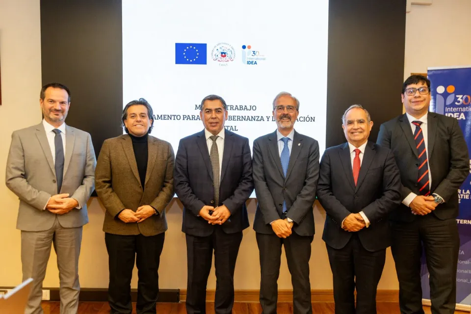 Invitados del Parlamento Europeo (Ludovic Delepine, Lorenzo Mannelli) y congresista peruano Edward Málaga con el senador Kennet Pugh y el diputado Leonardo Soto de Chile. Foto: IDEA Internacional