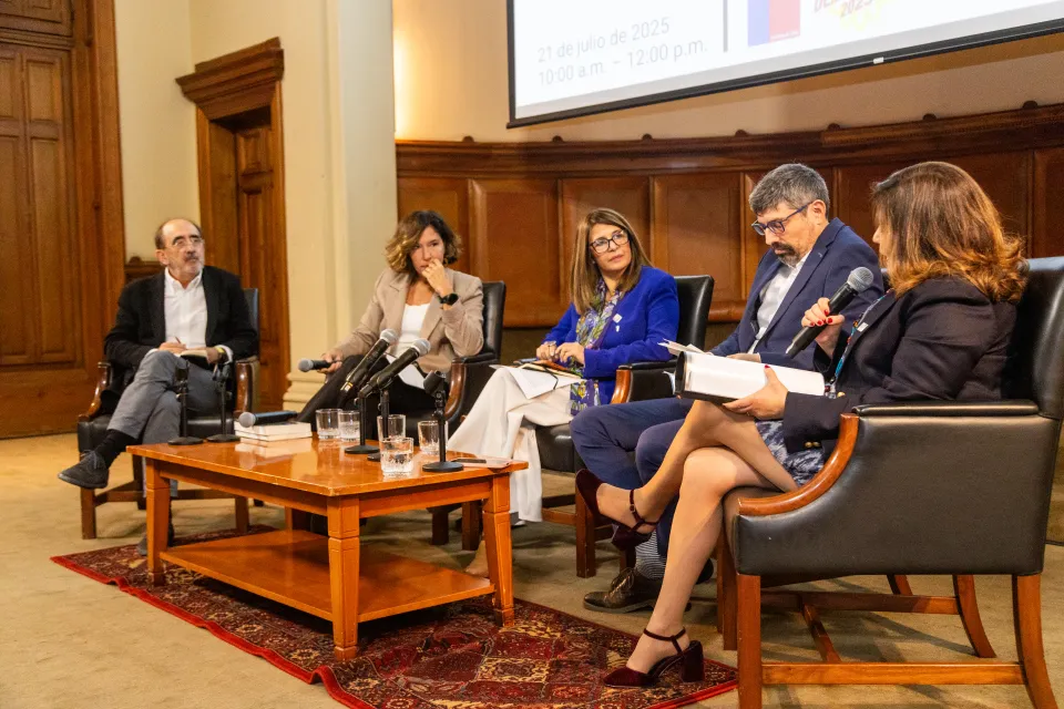 Daniel Innerarity, Daniela Campello, Marcela Ríos Tobar, Pablo Stefanoni y Alejandra Sepúlveda.