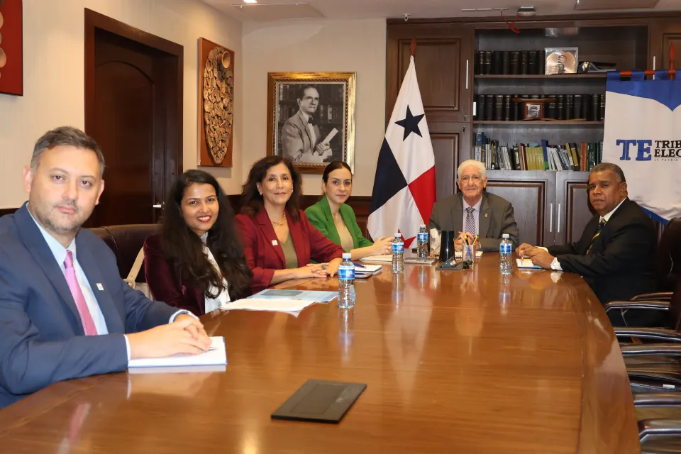  Alicia del Águila, gerente de programa en Panamá de IDEA Internacional, Khushbu Agrawal, asesora de financiamiento político, y Nicolás Liendo, oficial de programa para América Latina y el Caribe, se reunieron con el magistrado presidente del Tribunal Electoral, Narciso Arellano Moreno