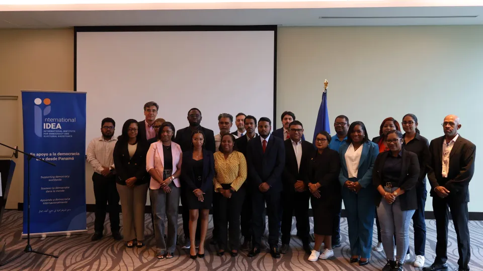 Periodistas y expertos en medios de Guyana durante el taller de cara a las elecciones del 1 de septiembre de 2025.