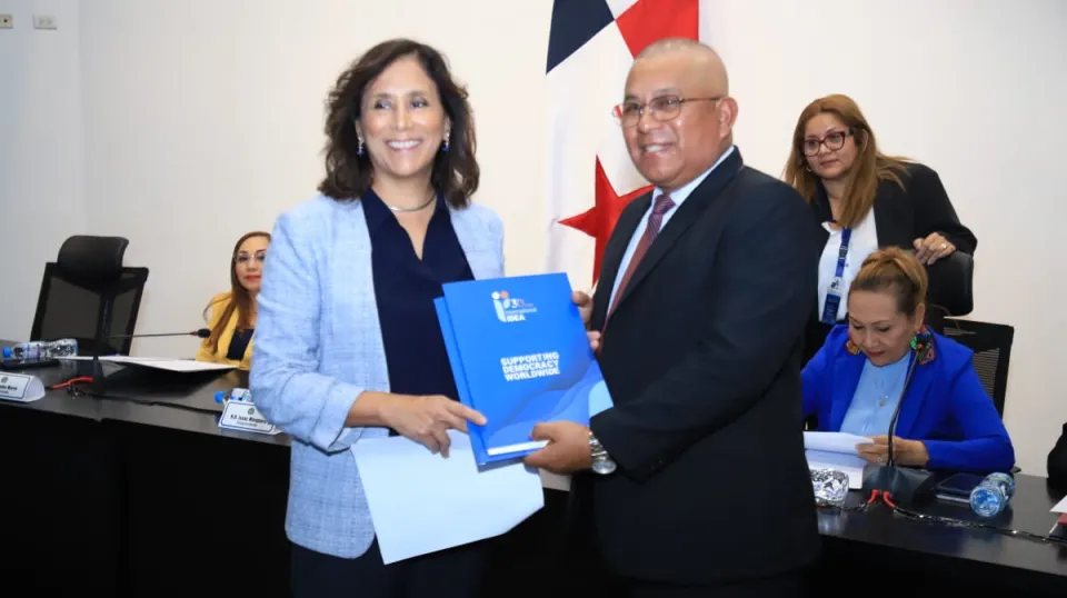 Alicia del Águila, Gerente de Programa de IDEA Internacional Panamá, entregó una hoja de ruta al presidente de la Comisión de Asuntos Indígenas, Roberto Archibold
