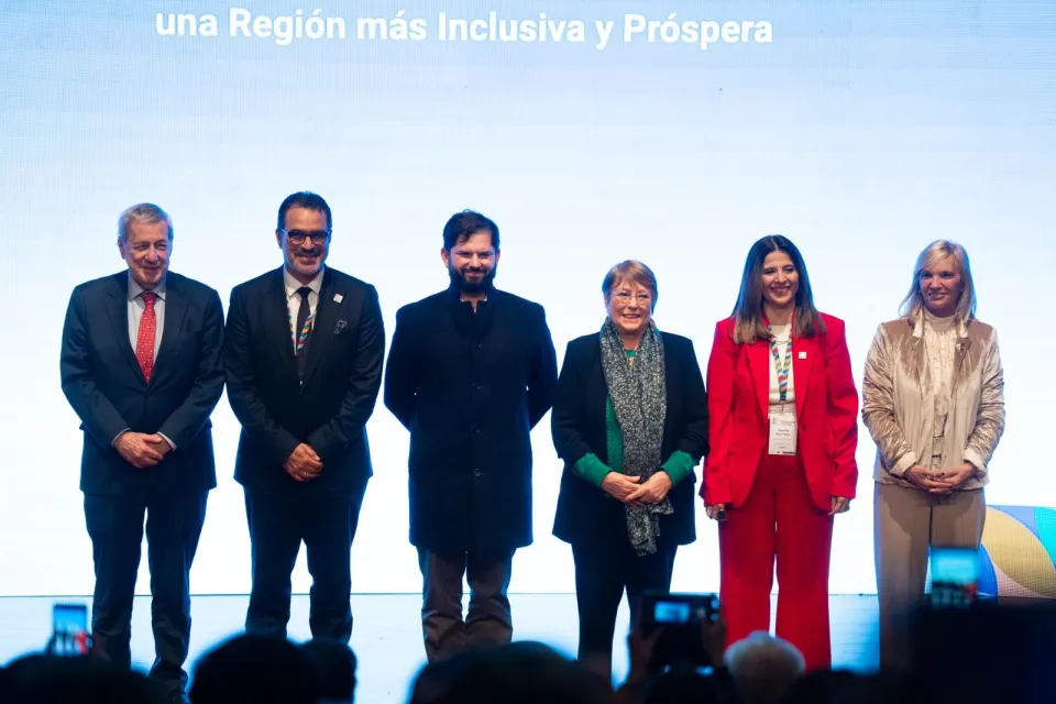 De derecha a izquierda: Alberto van Klaveren, ministro de relaciones exteriores de Chile, Kevin Casas-Zamora, secretario general de IDEA Internacional, Gabriel Boric, presidente de Chile, Michelle Bachelet, expresidenta de Chile, Marcela Ríos Tobar, Directora Regional de IDEA Internacional y Beatriz Argimón, exvicepresidenta de Uruguay.
