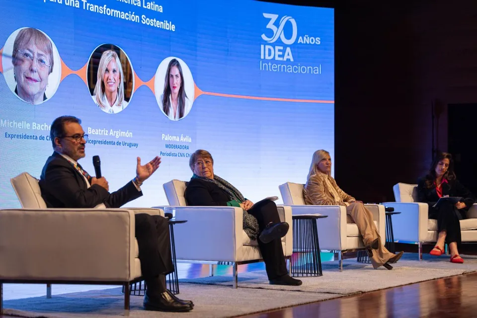 Conversatorio de Alto Nivel: Democracia e Inclusión en América Latina: Kevin Casas-Zamora, secretario general de IDEA Internacional y Exvicepresidente de Costa Rica, Michelle Bachelet, expresidenta de Chile y ex Alta Comisionada de las Naciones Unidas para los Derechos Humanos, Beatriz Argimón exvicepresidenta de Uruguay; moderado por la periodista Paloma Ávila.