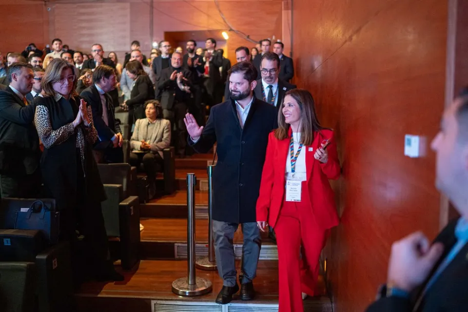 El presidente de Chile Gabriel Boric, junto a Marcela Ríos, directora regional para América Latina y el Caribe a su llegada al GAM