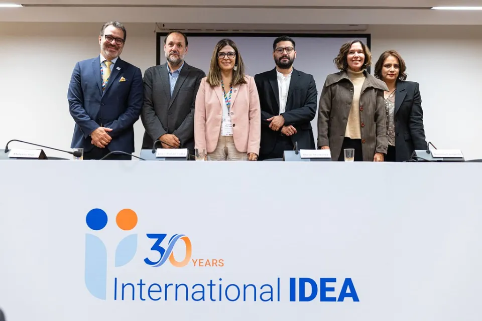 Retos y oportunidades para la democracia: retrospectiva y mirada a futuro. Marcela Ríos Tobar, directora regional para América Latina y el Caribe de IDEA Internacional, Juan Pablo Luna, docente y Diamond-Brown Chair de la Universidad McGill, Óscar Martínez jefe de redacción de El Faro - El Salvador, Daniela Campello, académica de la Fundación Getulio Vargas; moderado por la periodista Rocío Montes