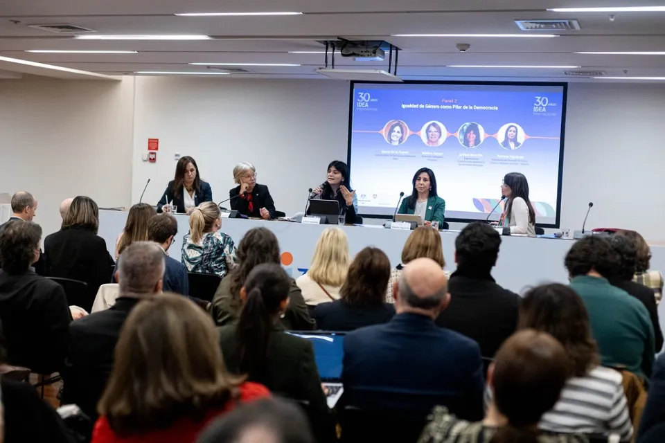 Igualdad de género como pilar de la democracia. Gloria de la Fuente, subsecretaria de relaciones exteriores de Chile, Mónica Xavier, directora del Instituto Nacional de las Mujeres de Uruguay, Julissa Mantilla, expresidenta de la Comisión Interamericana de Derechos Humanos, Pamela Figueroa, presidenta del Consejo Directivo del Servicio Electoral de Chile, SERVEL; moderado por la periodista Lucía López