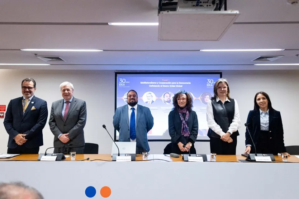 Multilateralismo y cooperación para la democracia: definiendo el nuevo orden global. Alberto van Klaveren, ministro de relaciones exteriores de Chile, Kevin Casas-Zamora,secretario general de IDEA Internacional, Sebastián Kraljevich, secretario de fortalecimiento de la democracia OEA, María José Henríquez, directora de la Escuela de Relaciones Internacionales y Relaciones Públicas Globales de la Universidad de Chile, Sandra Borda profesora asociada de la Universidad de Los Andes; moderado por Paula Molina