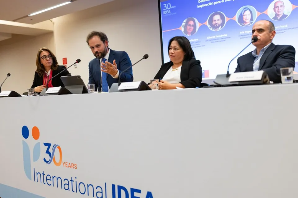 Desinformación e inteligencia artificial: implicaciones para el diálogo democrático. Catalina Botero, decana de la Facultad de Derecho de la Universidad de Los Andes, Alberto Fernández, jefe del Programa de Digitalización y Democracia de IDEA Internacional, Iria Puyosa, investigadora senior de la Iniciativa Democracia + Tecnología del Atlantic Council, Alex Pessó, director legal y de asuntos corporativos de Microsoft; moderado por la periodista Paula Walker