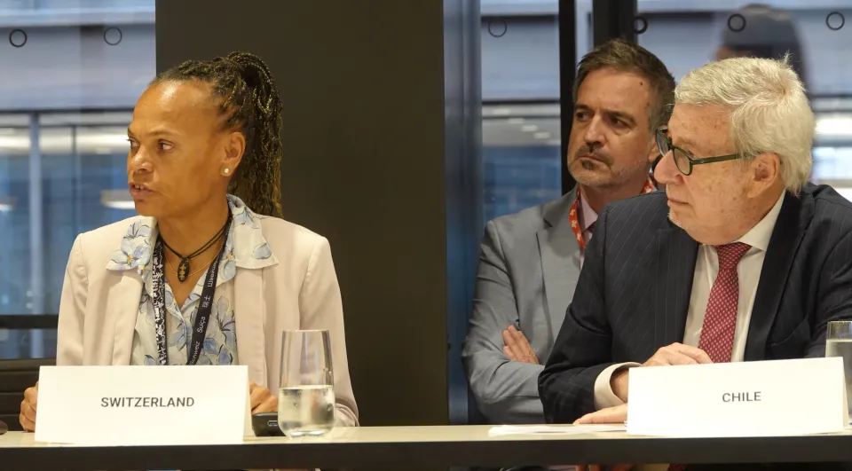 Ambassador Patricia Danzi, Director General of the Swiss Agency for Development and Cooperation (left) and Alberto van Klaveren Stork, Foreign Minister of Chile (right).