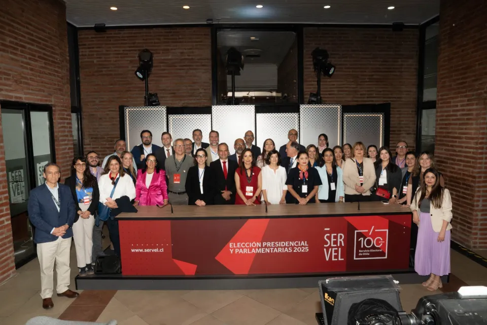 Pamela Figueroa, presidenta del consejo directivo del Servicio Electoral de Chile junto a la misión internacional. Marcela Ríos Tobar, directora regional de IDEA Internacional y Alejandra Sepúlveda, gerente de proyecto integridad electoral y género, acompañaron la misión.