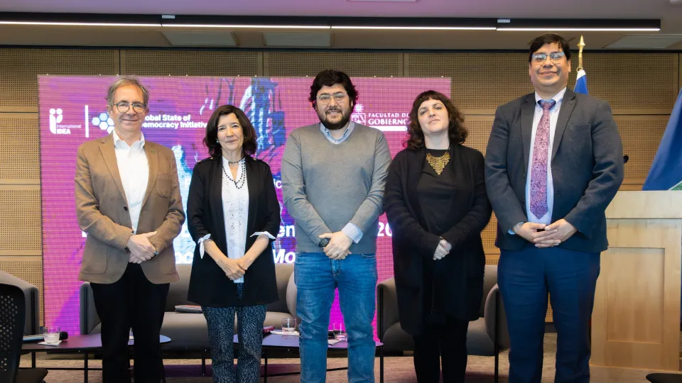 Leonardo Letelier, decano de la Facultad de Gobierno; María Cristina Escudero, académica y coordinadora del Magíster en Ciencia Política de la Facultad de Gobierno de la Universidad de Chile; Rodrigo Espinoza, director de la Escuela de Administración Pública de la Universidad Diego Portales; Lucía Leibe, académica del Centro de Investigación en Ciencias Sociales y Juventud de la Universidad Católica Silva Henríquez y docente en FLACSO Chile y Ricardo Mena, oficial de Programa Chile de IDEA Internacional.