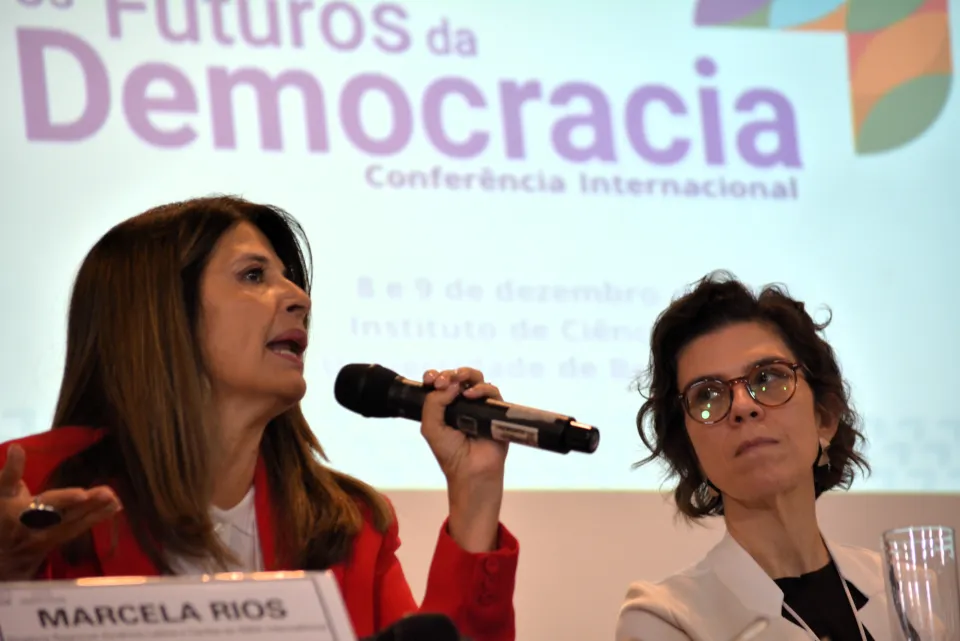 Marcela Ríos Tobar, directora regional durante la conferencia Futuros de la Democracia. Fotos: Mateus B. Tokarski.