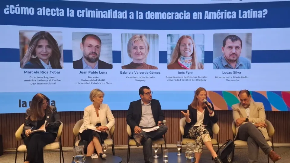 Marcela Ríos Tobar, directora regional de IDEA Internacional para América Latina y el Caribe; Gabriela Valverde Gómez, viceministra del Interior de Uruguay; Lucas Silva, director de La Diaria Radio; Inés Fynn, Universidad Católica de Uruguay y Juan Pablo Luna Juan Pablo Luna, coautor, profesor Universidad McGill y Universidad Católica de Chile.