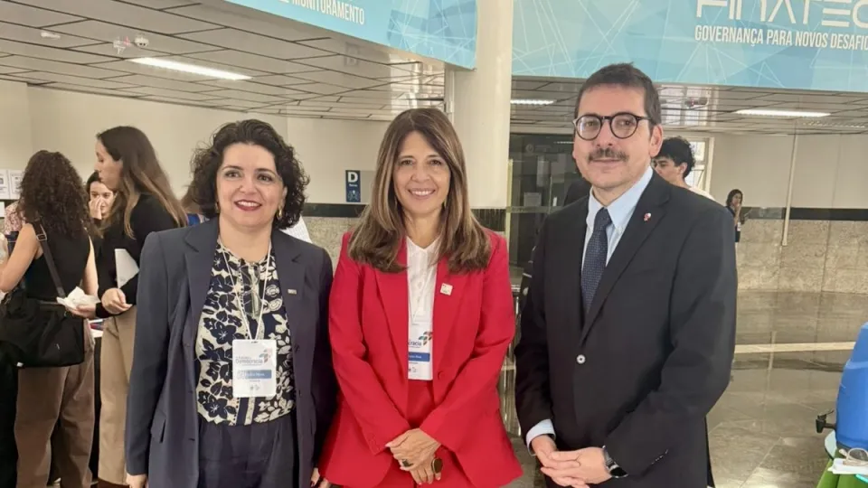 Rozana Naves, presidenta de la Universidad de Brasilia, Marcela Ríos Tobar, directora regional de IDEA Internacional y Sebastián Depolo Cabrera, embajador de Chile en Brasil.