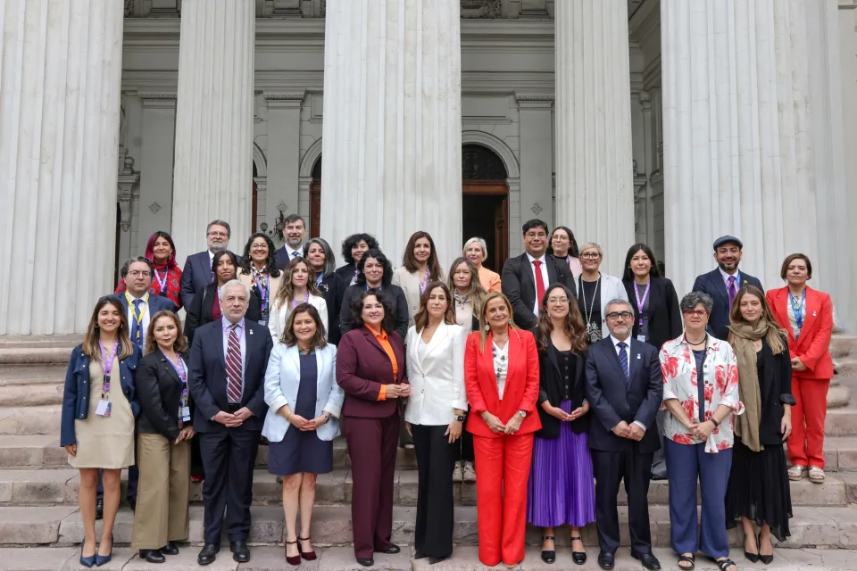 Panelistas y autoridades invitadas al seminario en fotografía  oficial del encuentro