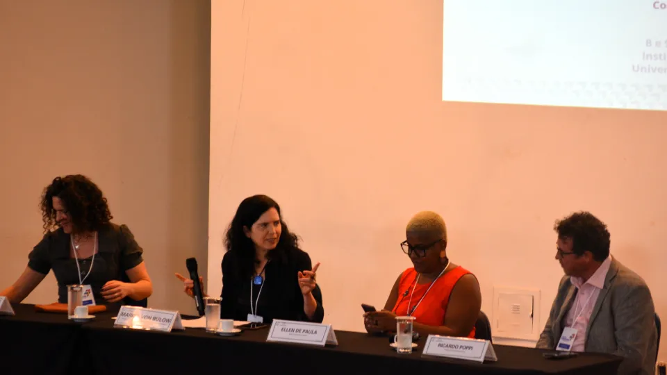 Futuros de la democracia. Panel: Transformaciones del conocimiento y utopías democráticas. Stefania Milan, Universidad de Ámsterdam, Ricardo Poppi, Instituto Cidade Democrática y Ellen de Paula, Viração. Marisa von Bülow modera. Foto: Mateus B. Tokarski