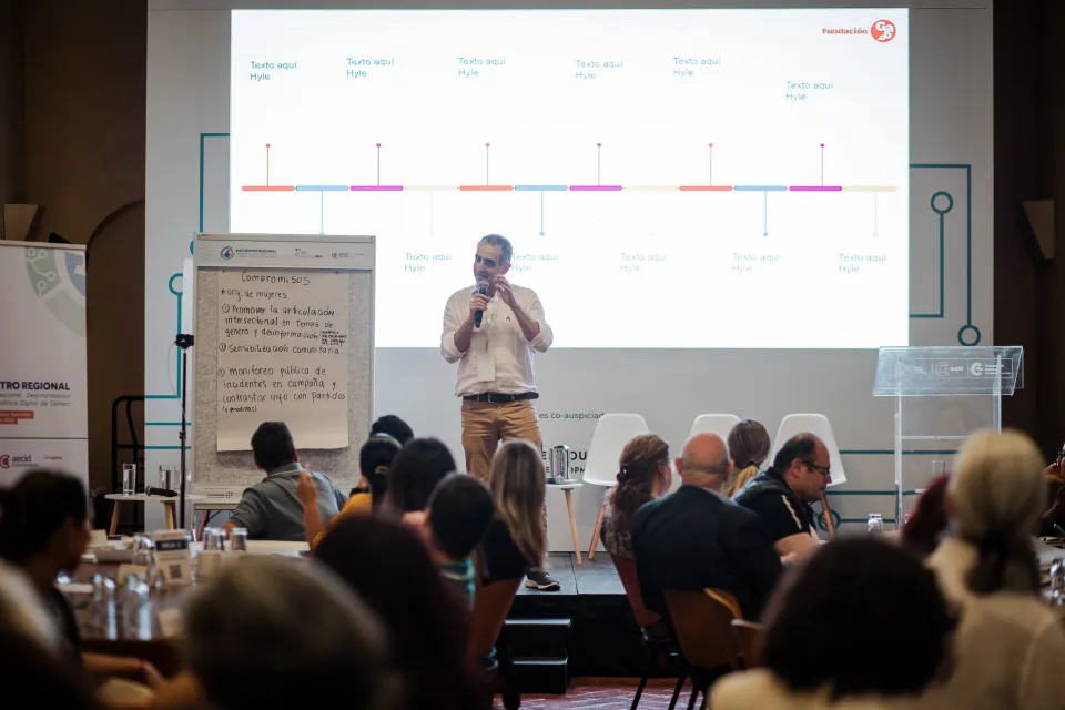 Participantes del Encuentro Regional Integridad Electoral, Desinformación y Violencia Política Digital de Género construyendo el decálogo