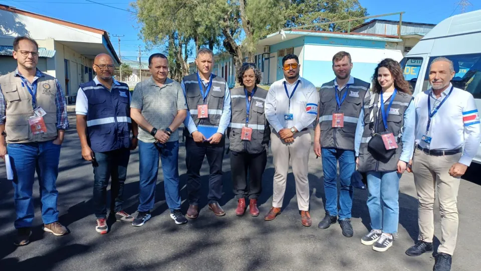 Blanca Blanco, gerente de proyecto Centroamérica y Nicolás Liendo, oficial de programa de IDEA Internacional junto a participantes de la misión internacional de acompañamiento.