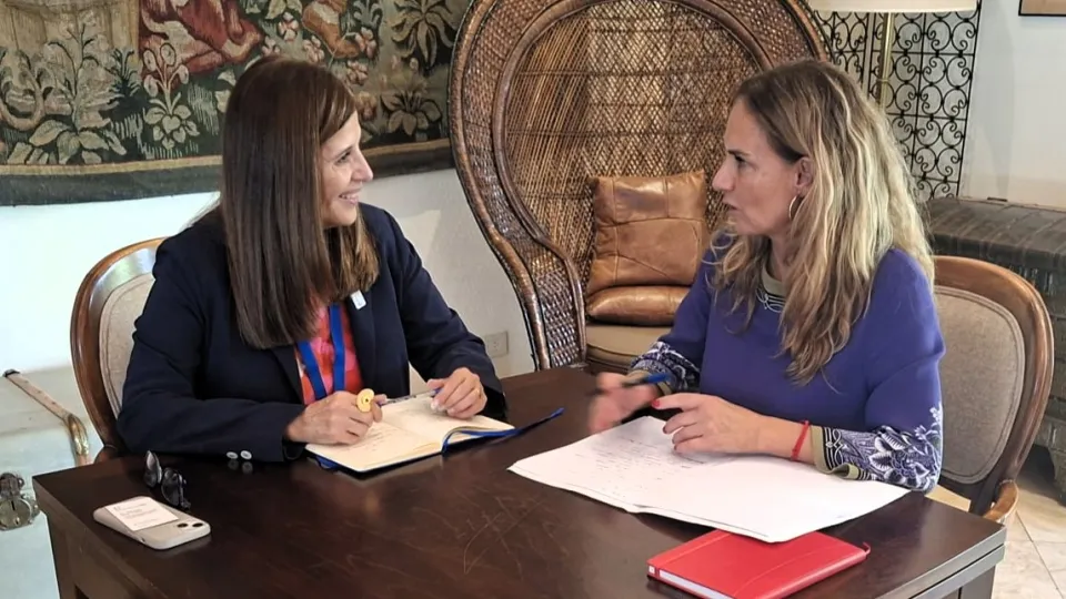 Marcela Ríos Tobar, directora regional para América Latina y el Caribe y Susana Sumelzo Jordán, secretaria de Estado para Iberoamérica, el Caribe y el Español en el Mundo del Gobierno de España. Foto: Embajada de españa.