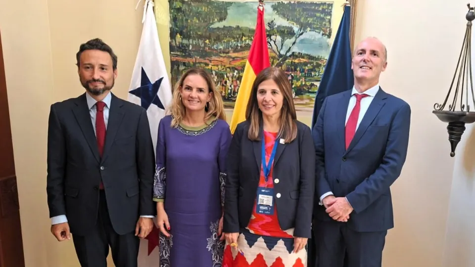 Guzmán Palacios Fernández, embajador de España en Panamá, Susana Sumelzo Jordán, secretaria de Estado para Iberoamérica, el Caribe y el Español en el Mundo del Gobierno de España, Marcela Ríos Tobar, directora regional de IDEA Internacional para América Latina y el Caribe y Javier Gassó Matoses, director general para Iberoamérica y el Caribe. Foto: Embajada de España.