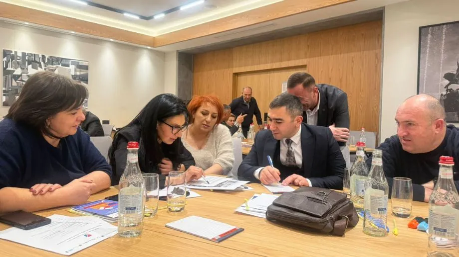 TEC participants in Gyumri,  Armenia collaborate on a risk‑identification exercise during the ERM training, photo of the CEC of Armenia.