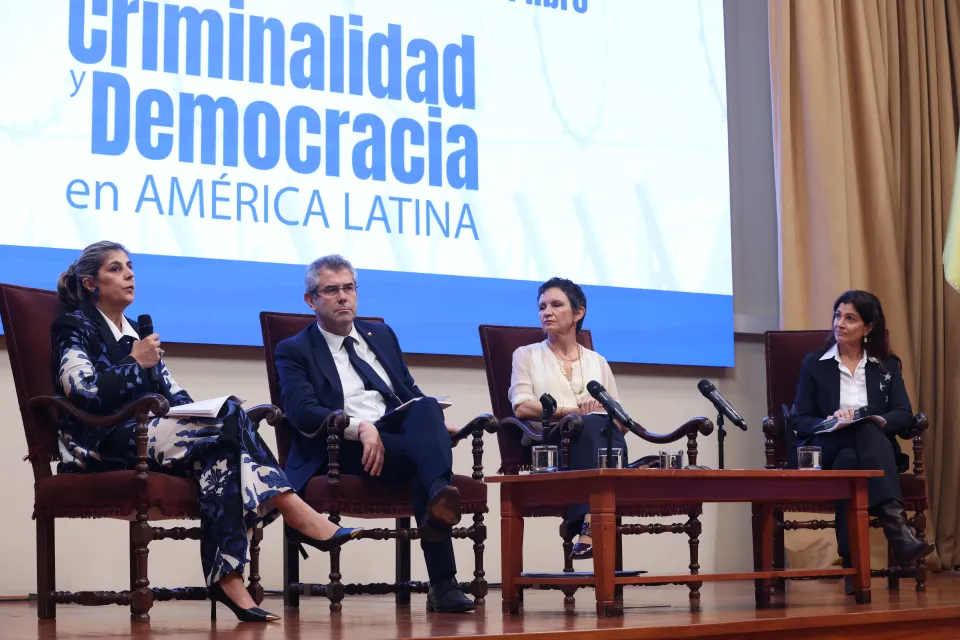 Panel de alto nivel: Criminalidad y Democracia en América Latina. Embajadora Laura Gil, secretaria general adjunta (OEA), Andrés Jouannet, subsecretario de seguridad (Chile) y Carolina Tohá, exministra del Interior (Chile), moderado por Angélica Bulnes de Tele13 Radio.