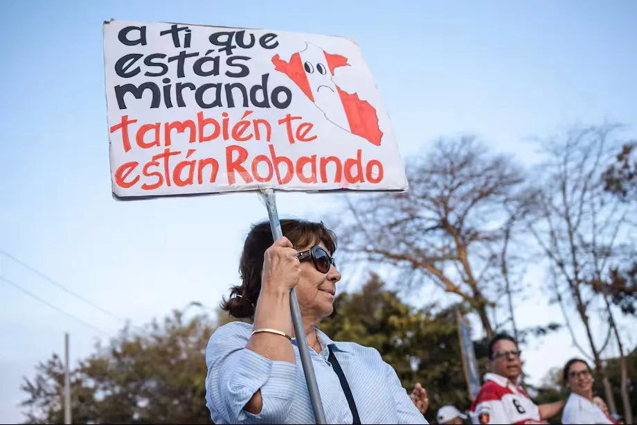 Una persona sostiene un cartel en la “Gran Marcha Defendamos la democracia”. Foto: EFE - John Reyes.
