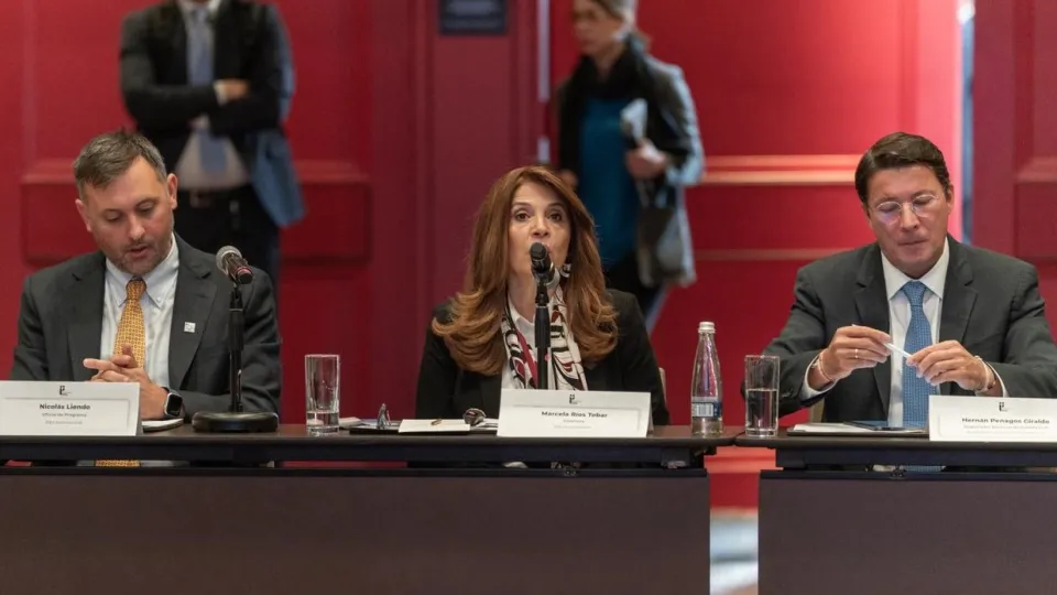 Marcela Ríos Tobar, directora regional junto al registrador nacional del Estado Civil de Colombia, Hernán Penagos y Nicolas Liendo, oficial de programa.