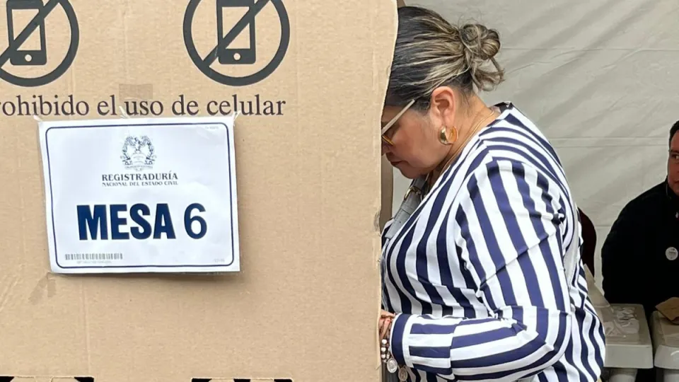 El proceso destacó por su amplia supervisión: se instalaron cerca de 13.000 puestos de votación, con la participación de 373.000 testigos de partidos políticos y más de 850.000 jurados de mesa. Asimismo, se contó con la presencia de 1.358 observadores internacionales