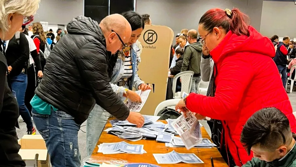 Inicio de conteo al cierre de las votaciones. Más de 41 millones de personas estuvieron habilitadas para votar en una jornada que alcanzó una participación del 57,8 %, el nivel más alto registrado en los últimos 35 años. 