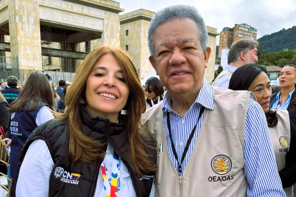 Marcela Ríos Tobar, directora regional de IDEA Internacional junto a Leonel Fernández, jefe de la Misión de Observación Electoral de la OEA.