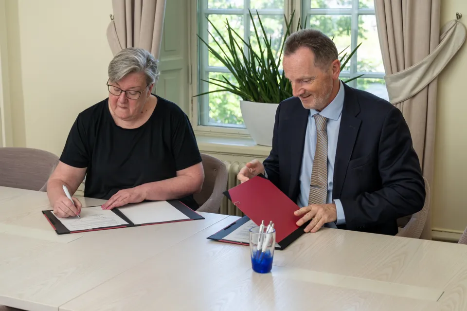 Executive Director of International IDEA, Fiona Rowley and Ambassador of Luxembourg, Henri Schumacher signing the new Strategic Partnership Framework for 2026–2029. 