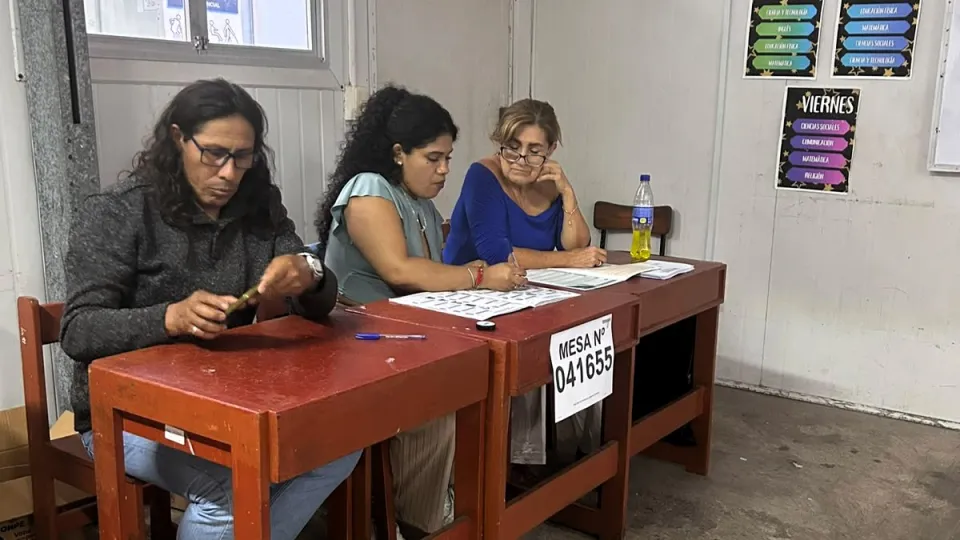 Una de las más de 90 mil mesas de sufragio instaladas para la elección presidencial de la segunda vuelta presidencial en Perú, realizada el 7 de junio de 2026.