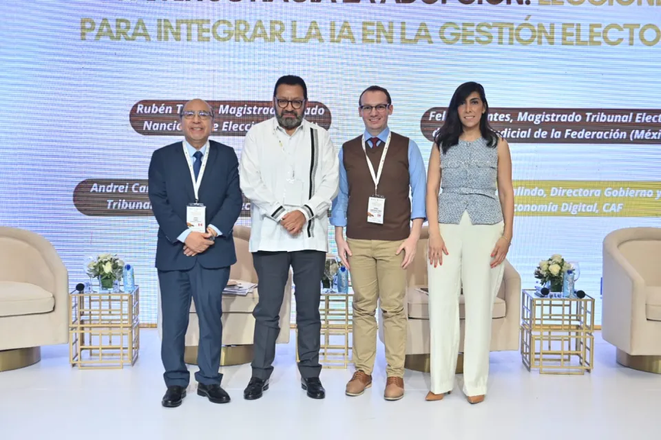 Caminos hacia la adopción: Lecciones para integrar la IA en la gestión electoral. Rubén Torres, magistrado del JNE (Perú); Felipe Fuentes, magistrado del TEPJF (México); Andrei Cambronero, jefe de Despacho de Presidencia del TSE (Costa Rica); modera Lariza Galindo, directora de Gobierno y Economía Digital, CAF.