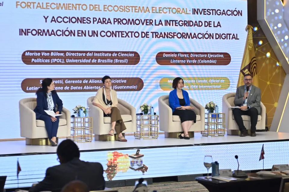 Fortalecimiento del ecosistema electoral: investigación y acciones para promover la integridad de la información en un contexto de transformación digital. Marisa Von Bülow, directora del Instituto de Ciencia Políticas (IPOL), Universidad de Brasilia (Brasil); Daniela Florez, directora ejecutiva, Linterna Verde (Colombia); Sara Fratti, gerenta de alianzas, Iniciativa Latinoamericana de Datos Abiertos, ILDA (Guatemala); modera Nicolás Liendo, oficial de programa de IDEA Internacional.