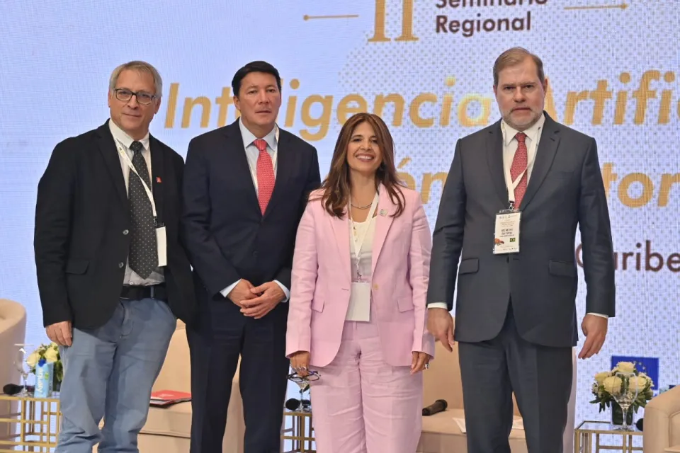 Intercambio entre organismos electorales sobre avances y desafíos de la IA en América Latina. Hernán Penagos, Registrador Nacional del Estado Civil (Colombia); José Antonio Dias Toffoli, ministro del TSE (Brasil); Marcelo Carvallo, consejero del SERVEL (Chile); modera: Marcela Ríos Tobar, directora regional.