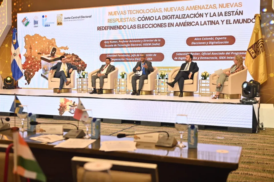 Nuevas tecnologías, nuevas amenazas, nuevas respuestas: cómo la digitalización y la IA están redefiniendo las elecciones en América Latina y el mundo. Ajay Kumar, profesor asistente y director de la Escuela de Tecnología Electoral, IIIDEM (India); Alice Colombi, experta en elecciones y digitalización; Cristóbal Fernández, jefe de la Sección de Cooperación Técnica Electoral, OEA; Sebastián Becker, oficial asociado del Programa de Digitalización y Democracia; modera Johnny Rivera, director nacional de Informá