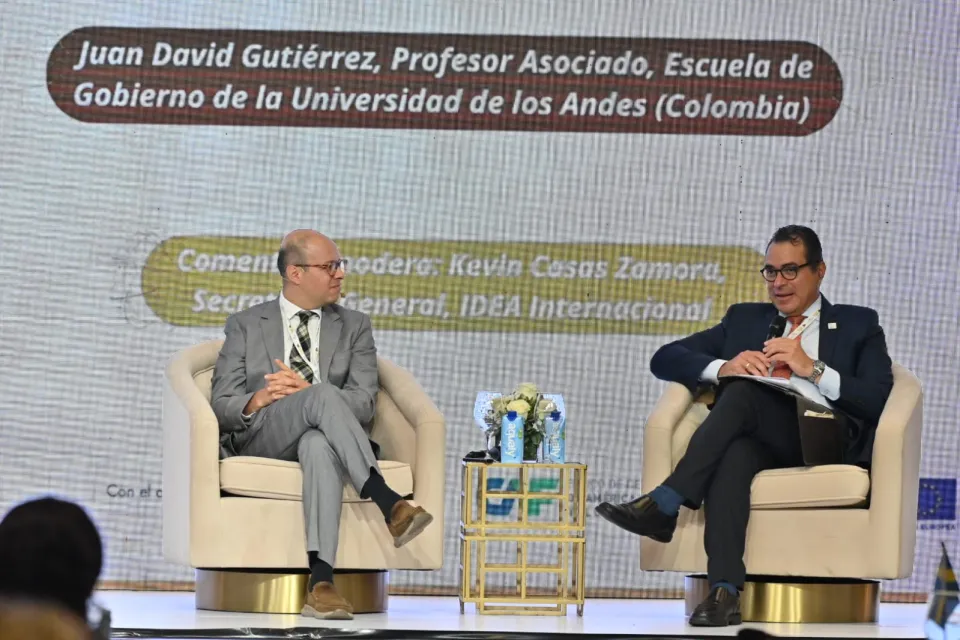 Conferencia Retos de la gobernanza de la IA en contextos electorales por Juan David Gutiérrez, profesor asociado de la Escuela de Gobierno de la Universidad de los Andes (Colombia); comenta y modera Kevin Casas Zamora, secretario general de IDEA Internacional.