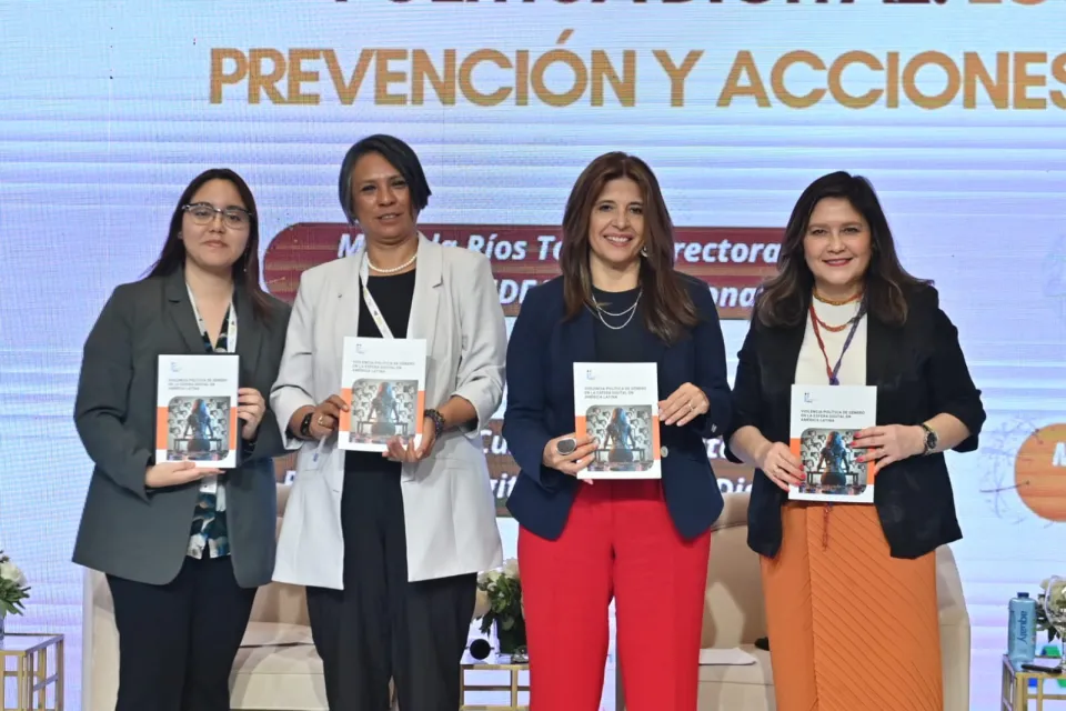 Inteligencia artificial y violencia política digital: estrategias de prevención y acciones de mitigación. Marcela Ríos Tobar, directora regional de IDEA Internacional;  Norma Irene de la Cruz, consejera del INE (México); Ximena Cuzcano, analista en resiliencia digital, Derechos Digitales; modera  Alejandra Sepúlveda, gerenta de Proyecto en IDEA Internacional.