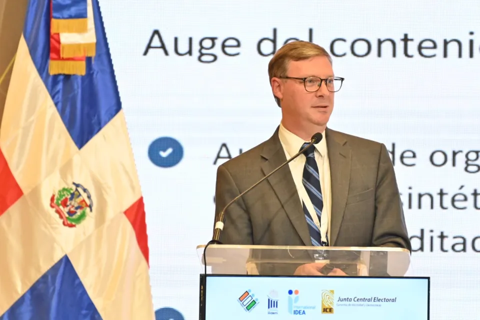 Taller de herramientas y usos de inteligencia artificial para organismos electorales por Dave Leichtman, director senior de elecciones, Microsoft.