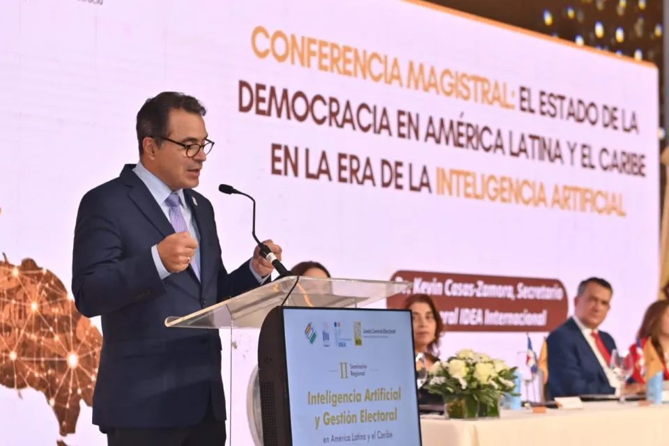 Kevin Casas-Zamora, secretario general de IDEA Internacional inauguró el evento con la conferencia magistral: El estado de la democracia en América Latina y el Caribe en la era de la inteligencia artificial.