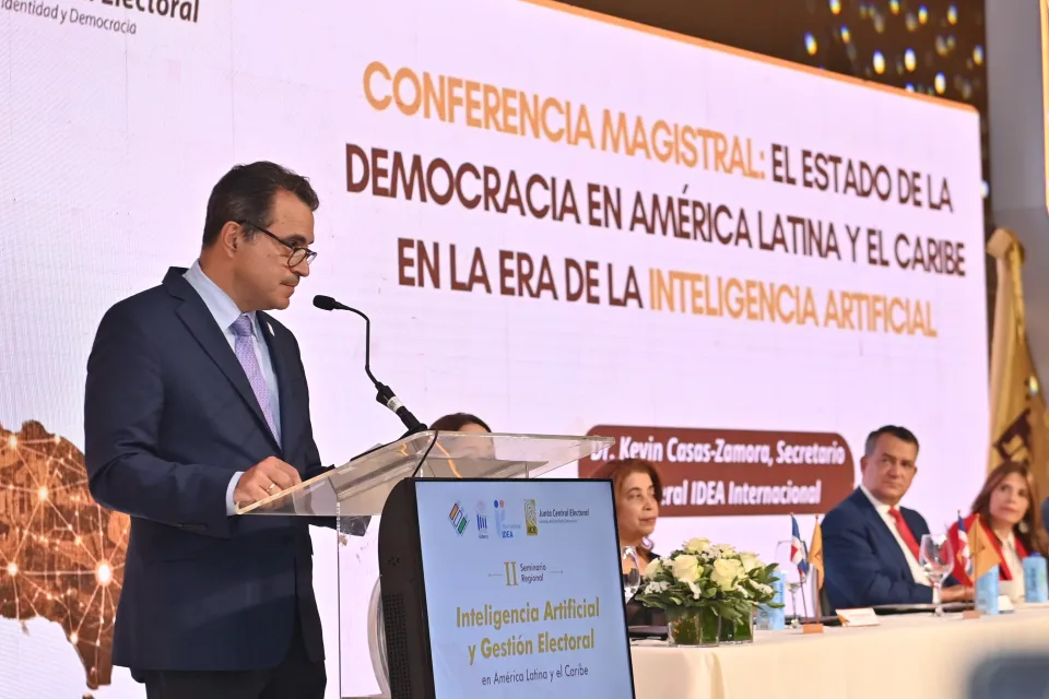 Kevin Casas-Zamora, secretario general de IDEA Internacional inauguró el evento con la conferencia magistral: El estado de la democracia en América Latina y el Caribe en la era de la inteligencia artificial.