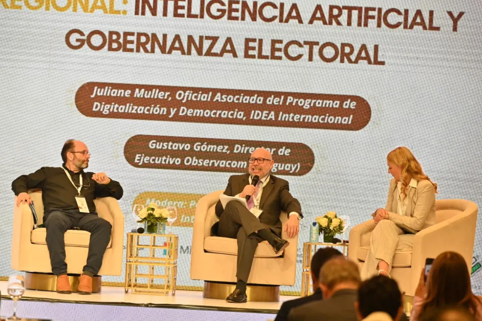 Presentación de informes global y regional. Juliane Muller, oficial asociada del Programa de Digitalización y Democracia de IDEA Internacional y Gustavo Gómez, director de Observacom (Uruguay), modera Percy Medina, jefe de Misión de IDEA Internacional en Perú.