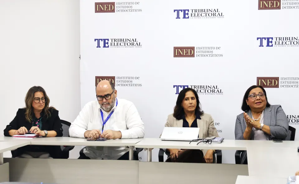Electoral Tribunal officials receive study findings on the electoral participation of temporary indigenous migrants from the Ngäbe-Buglé Comarca.